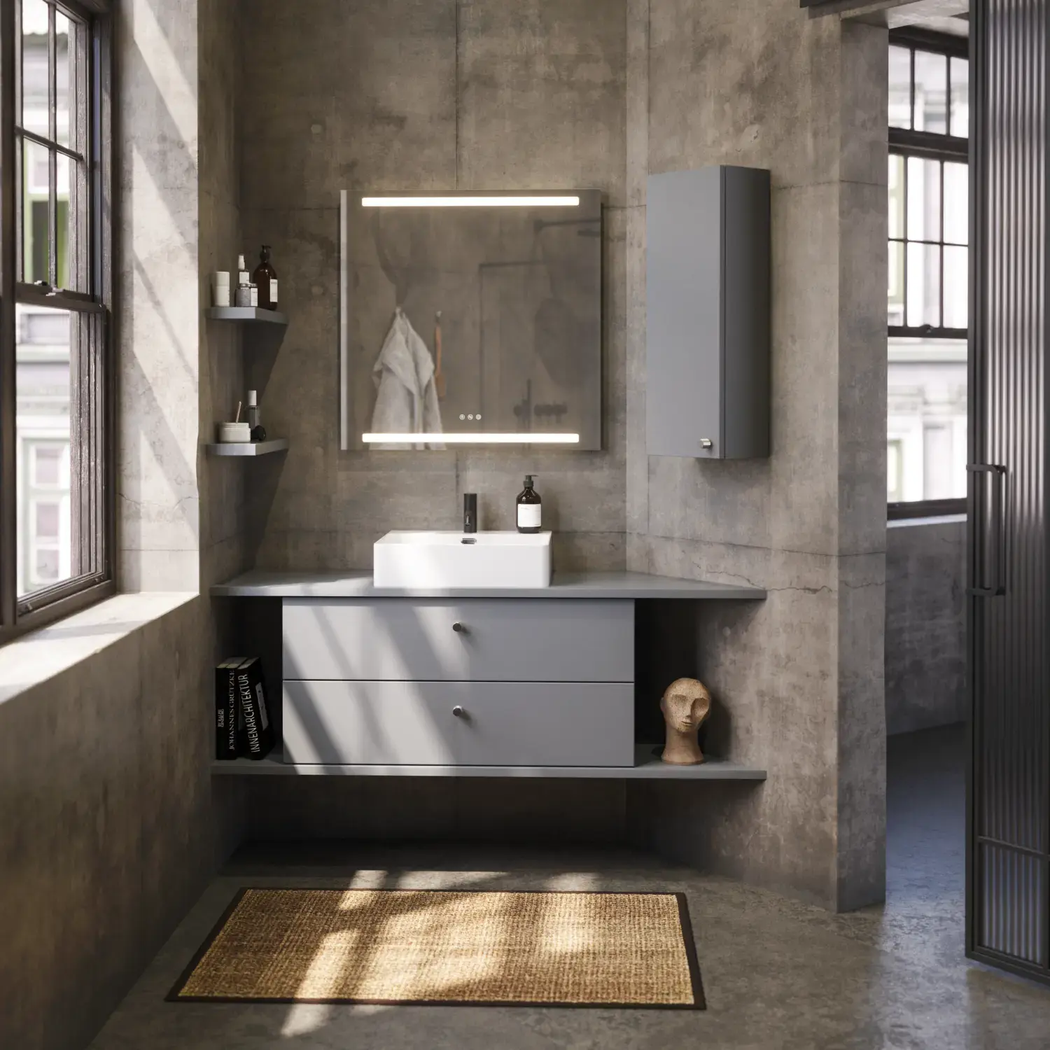 Badezimmer mit schrägen Wänden, grauem Waschtisch und Oberschrank, maßgefertigte Arbeitsplatten, modernes quadratisches Aufsatzwaschbecken, quadratischer Spiegel mit Beleuchtung, rohe Betonwände und -böden verleihen einen urbanen Ausdruck