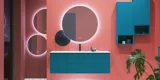 Große Badezimmerinspiration mit blauen Möbeln in Sonderfarbe mit Rillen, dünnem elegantem Waschbecken und schönen runden Spiegeln, roten Wänden und Terrazzoboden schaffen einen starken Kontrast zu den Möbeln und verleihen ein stilvolles, urbanes Aussehen.