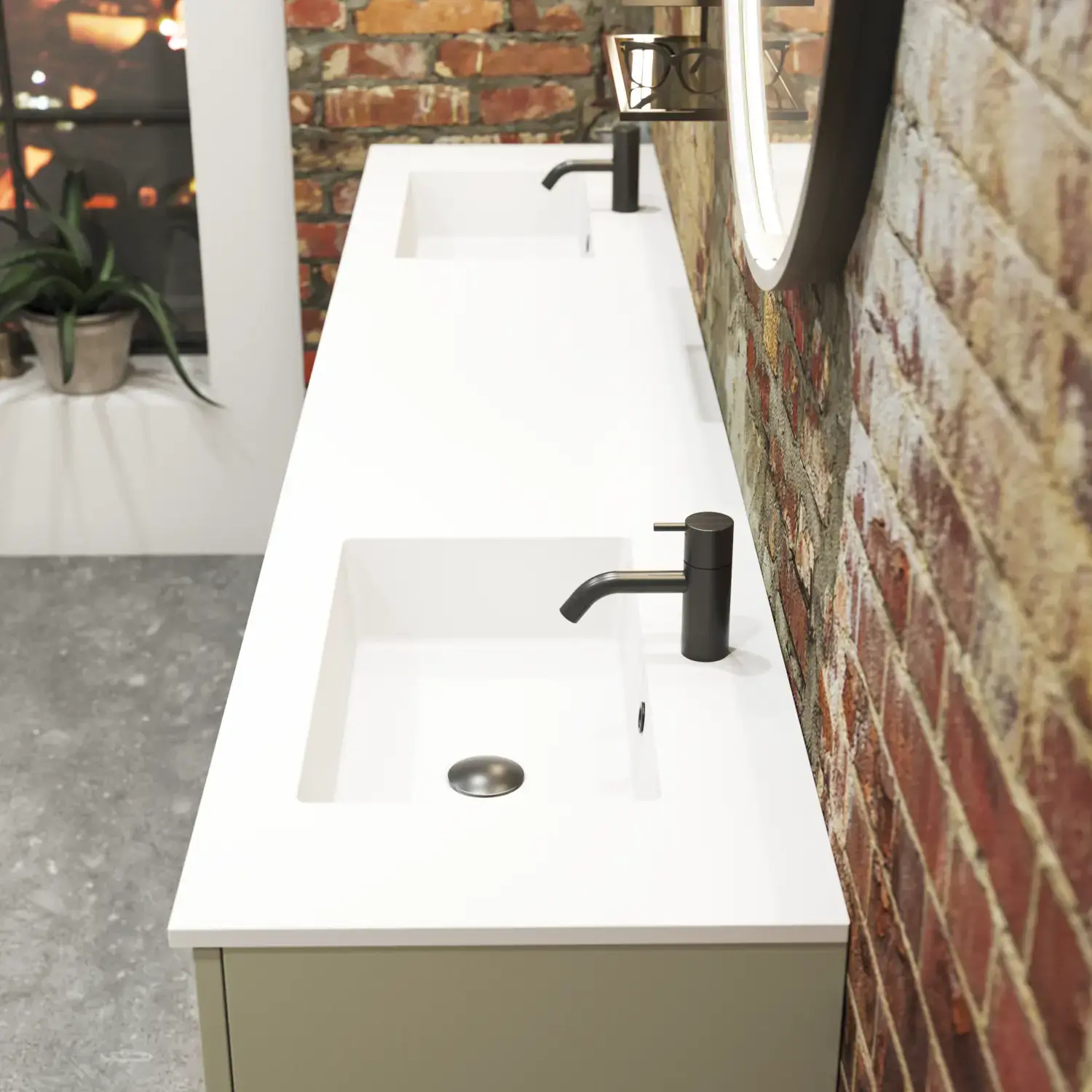 Rohes und modernes Badezimmer im urbanen Stil. Schöne Waschtischunterschränke und runde Spiegel mit schwarzer Zierleiste