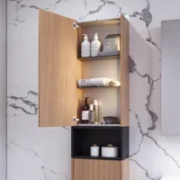 Badezimmerinspiration mit hellen Eichenmöbeln mit Lamellen, elegantem Doppelwaschbecken, schönem Spiegelschrank mit Licht, Fischgrätboden und weißer Marmorwand für ein klassisches, helles Aussehen.