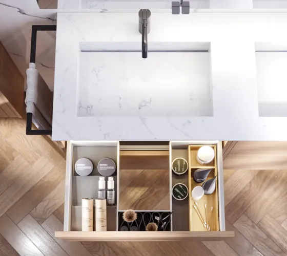 Badezimmerinspiration mit hellen Eichenmöbeln mit Lamellen, elegantem Doppelwaschbecken, schönem Spiegelschrank mit Licht, Fischgrätboden und weißer Marmorwand für ein klassisches, helles Aussehen.