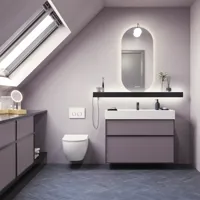 Badezimmer mit schrägen Wänden, inspiriert von lila Möbeln mit eleganten Rahmenfronten, ovalem Spiegel mit Lampe, praktischer Ablage, lila Wand und grauem Fischgrätenboden für einen eleganten, modernen Look.