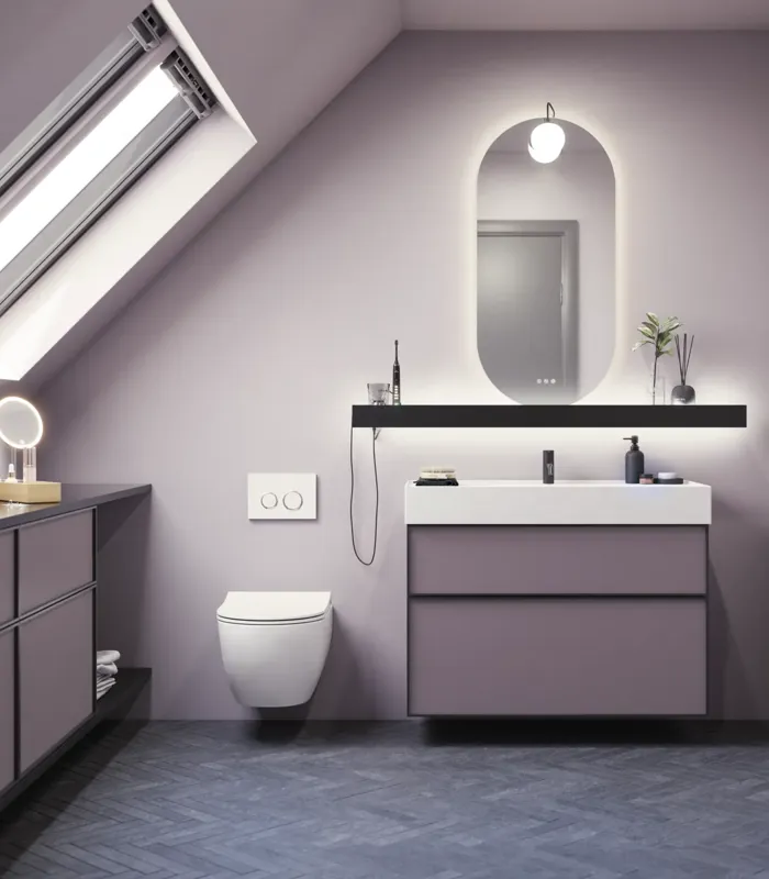 Badezimmer mit schrägen Wänden, inspiriert von lila Möbeln mit eleganten Rahmenfronten, ovalem Spiegel mit Lampe, praktischer Ablage, lila Wand und grauem Fischgrätenboden für einen eleganten, modernen Look.