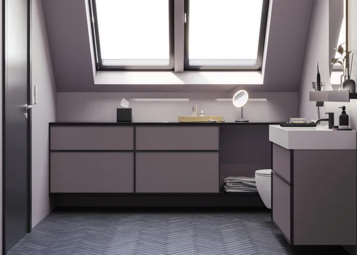 Badezimmer mit schrägen Wänden, inspiriert von lila Möbeln mit eleganten Rahmenfronten, ovalem Spiegel mit Lampe, praktischer Ablage, lila Wand und grauem Fischgrätenboden für einen eleganten, modernen Look.