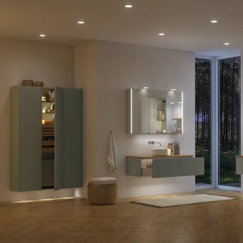 Große Badezimmerinspiration im nordischen Stil mit Badezimmerschränken in hellblauer Farbe und Holzarbeitsplatte mit elegantem Aufsatzwaschbecken, Fischgrät-Holzboden, der einen hellen und klassischen Stil schafft