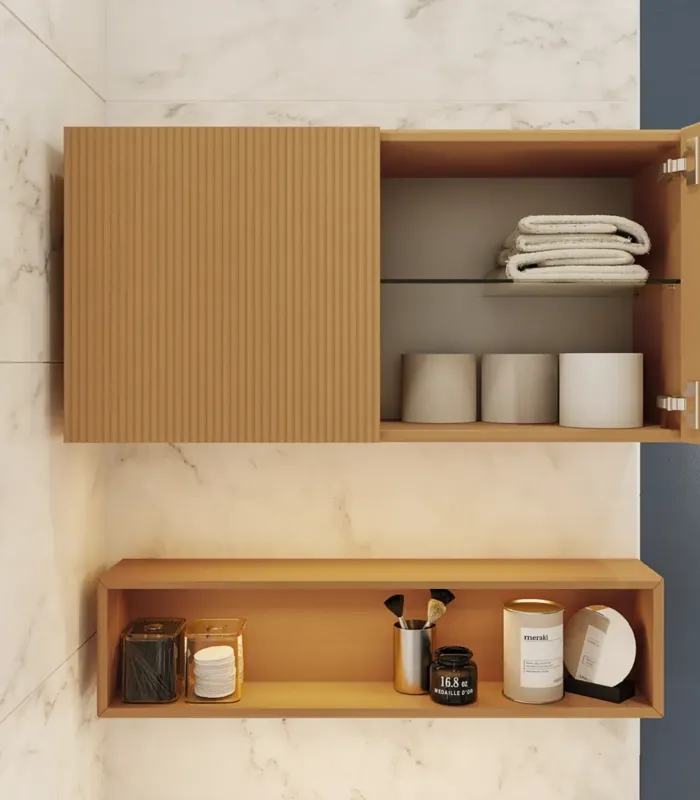 Kleines stilvolles Badezimmer mit dunkelblauen Wänden, weichen gelben Badezimmermöbeln mit Rillen und elegantem rundem Spiegel mit Lampe