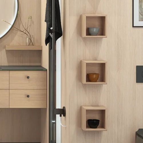 Stilvolles Badezimmer im skandinavischen und Japandi-Stil mit hellen Holzwänden, rundem Spiegel und minimalistischen Badezimmermöbeln