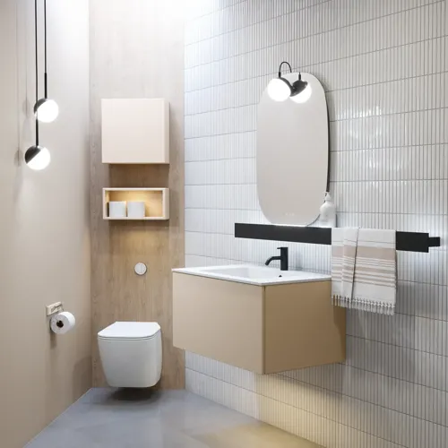 Stilvolle Badezimmer Inspiration mit beigem Waschtischunterschrank mit Innenschublade, Oberschrank, offenem Regal, ovalem Spiegel mit Beleuchtung, passenden Pendelleuchten, Regal unter dem Spiegel und wandhängendem WC