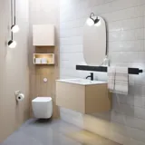 Stilvolle Badezimmer Inspiration mit beigem Waschtischunterschrank mit Innenschublade, Oberschrank, offenem Regal, ovalem Spiegel mit Beleuchtung, passenden Pendelleuchten, Regal unter dem Spiegel und wandhängendem WC