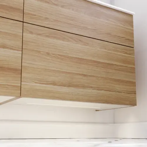Nordisches Badezimmer aus Holz mit schönen runden Spiegeln mit schwarzen Kanten und viel Stauraum in den Badezimmermöbeln
