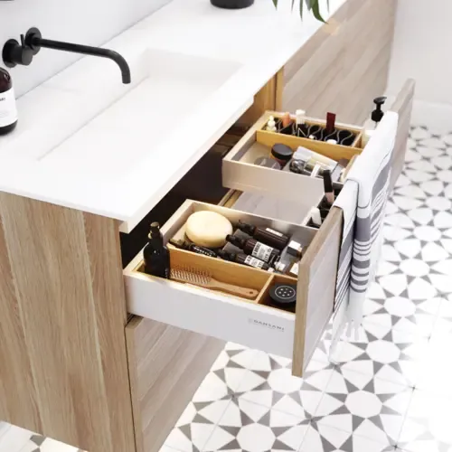 Nordisches Badezimmer aus Holz mit schönen runden Spiegeln mit schwarzen Kanten und viel Stauraum in den Badezimmermöbeln