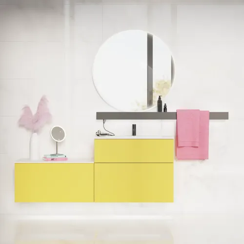 Große Badezimmerinspiration mit gelben Waschtischunterschrank, weißer Waschbecken und Arbeitsplatte, schwarzem Regal und rundem Spiegel mit weißem Rand, weißen Marmorwänden und kleinen schwarzen Fliesen für ein modernes, urbanes Aussehen.