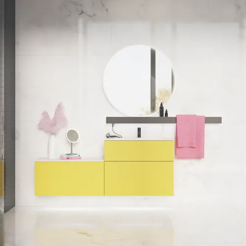 Große Badezimmerinspiration mit gelben Waschtischunterschrank, weißer Waschbecken und Arbeitsplatte, schwarzem Regal und rundem Spiegel mit weißem Rand, weißen Marmorwänden und kleinen schwarzen Fliesen für ein modernes, urbanes Aussehen.