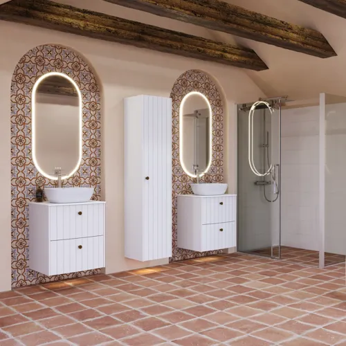 Große Badezimmerinspiration mit weißen Möbeln mit Rillen, eleganten Arbeitsplatten und Aufsatzwaschbecken, ovalen Spiegeln mit Beleuchtung, sichtbaren Balken und gemusterten Fliesen verleihen einen Vintage- und stilvollen Ausdruck