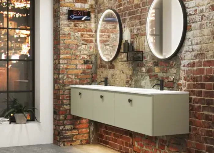 Rohes und modernes Badezimmer im urbanen Stil. Schöne Waschtischunterschränke und runde Spiegel mit schwarzer Zierleiste