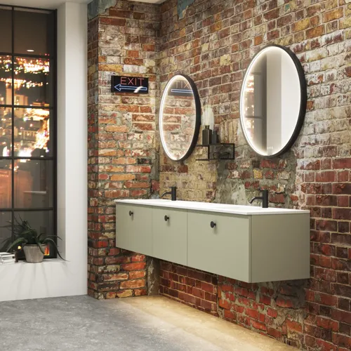 Rohes und modernes Badezimmer im urbanen Stil. Schöne Waschtischunterschränke und runde Spiegel mit schwarzer Zierleiste