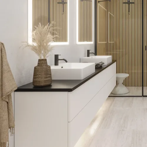 Großes Badezimmer im modernen und minimalistischen Stil mit weißen Möbeln, schwarzer Arbeitsplatte, quadratischen Waschbecken, Spiegelschränken mit Licht, Walk-in-Dusche
