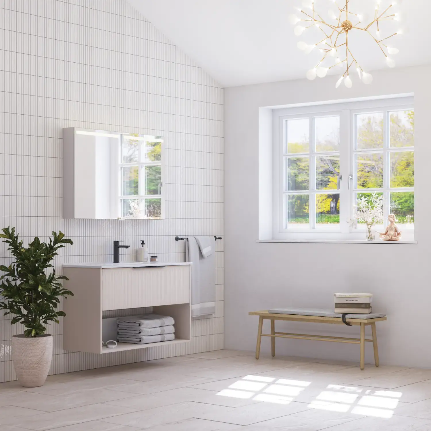 Inspiration für ein großes Badezimmer mit einem eleganten Waschtischunterschrank und einem Hochschrank in Hellbeige mit schönen schmalen Streifen, schwarzen länglichen Griffen und einem Spiegelschrank mit Licht, um eine romantische Atmosphäre zu schaffen.