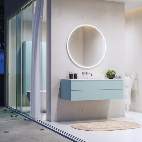 Großes und stilvolles Badezimmer mit Badezimmermöbeln in hellblauen Farben und nordischem Stil