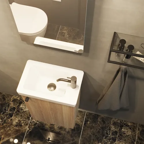 Stilvolle und minimalistische Badezimmereinspiration mit Mikro-Waschtisch und kleinem Waschtischschrank, quadratischem Spiegel mit abgerundeten Ecken und Lampe sowie elegantem Spiegelschrank.