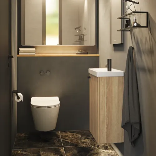 Stilvolle und minimalistische Badezimmereinspiration mit Mikro-Waschtisch und kleinem Waschtischschrank, quadratischem Spiegel mit abgerundeten Ecken und Lampe sowie elegantem Spiegelschrank.