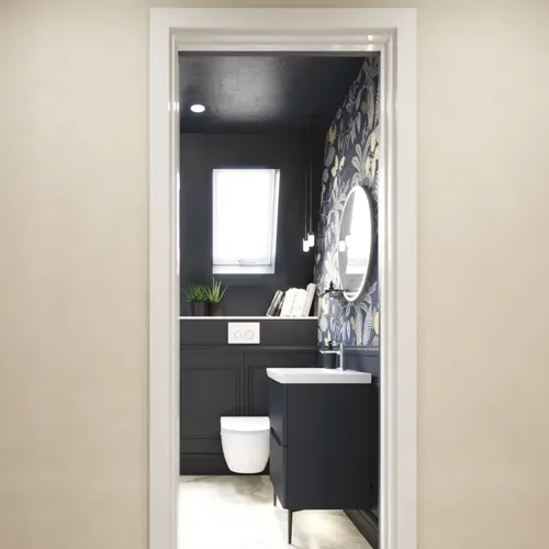 Badezimmer-Inspiration mit dunkelblauen Wandpaneelen, romantischer Blumen-Tapete, dunkelblauem Waschtischunterschrank mit weichen Formen und einem schönen runden Spiegel mit Beleuchtung, das ein Vintage-Flair verleiht