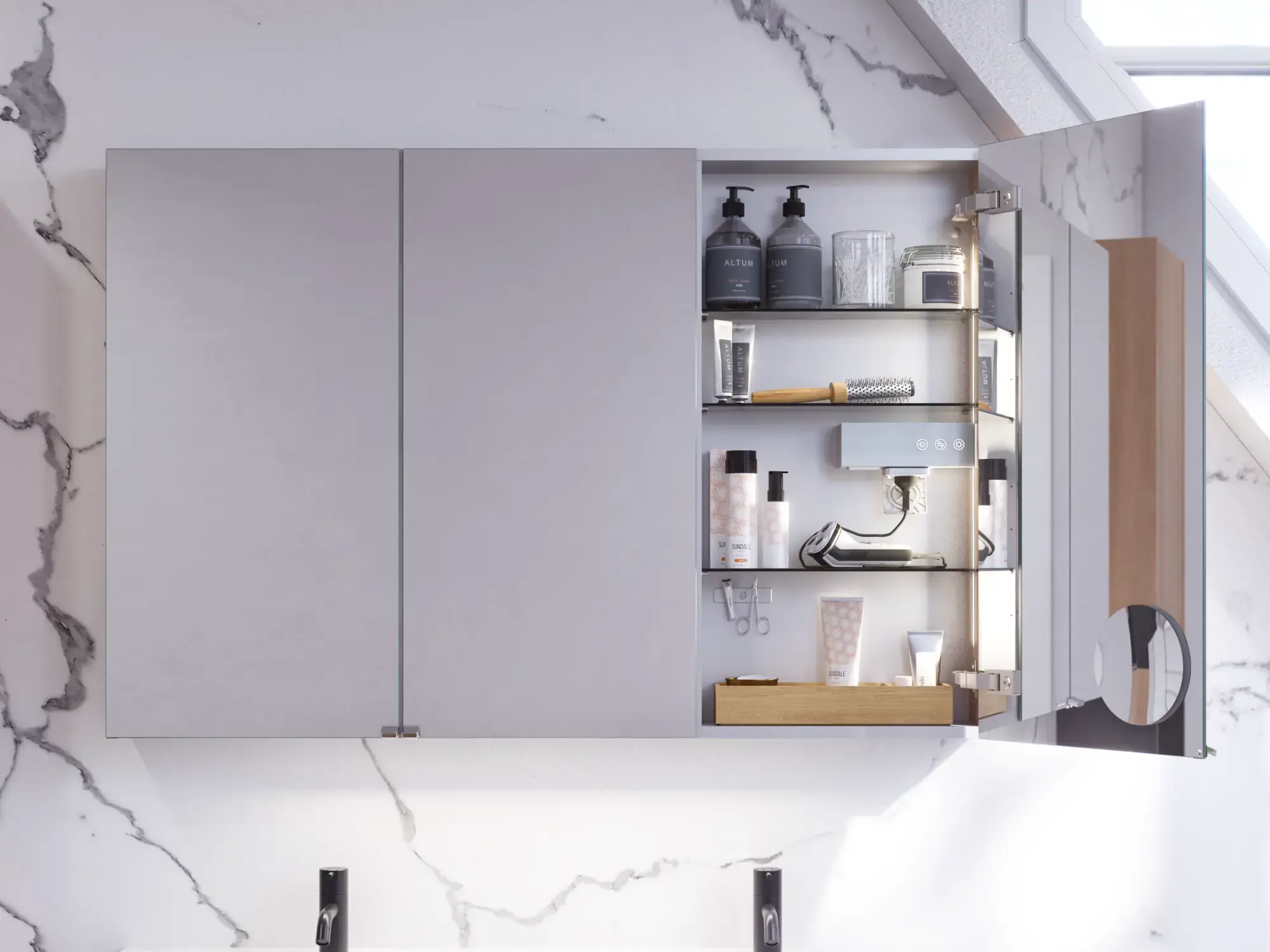 Badezimmerinspiration mit hellen Eichenmöbeln mit Lamellen, elegantem Doppelwaschbecken, schönem Spiegelschrank mit Licht, Fischgrätboden und weißer Marmorwand für ein klassisches, helles Aussehen.