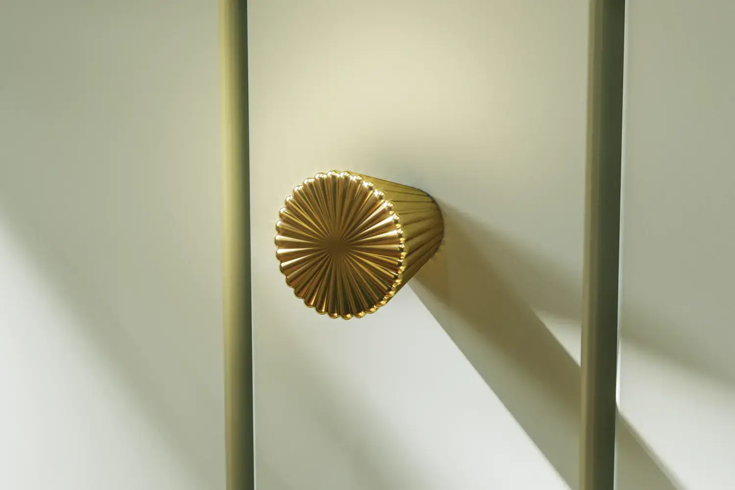 Badezimmerinspiration mit grünen Möbeln in Sonderfarbe mit Seiten aus naturbelassener Eiche, eleganten Rillen, stilvoller Arbeitsplatte mit ovalem Aufsatzwaschbecken, schönem ovalem Spiegel und Blumenmuster-Tapete für ein anmutiges, Retro-Aussehen.