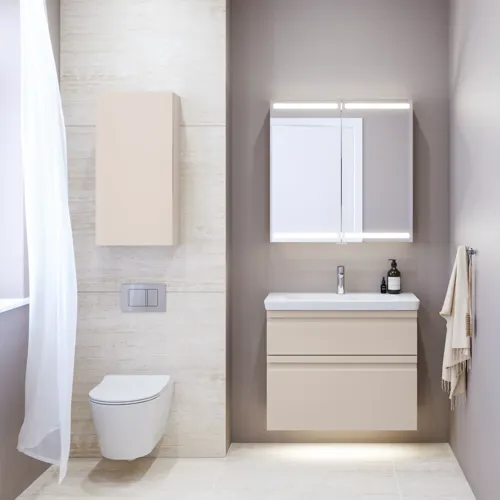 Kleine Badezimmer-Inspiration mit Waschtisch und Schrank über der Toilette in beige Spezialfarbe, eleganter Spiegelschrank mit integrierter Beleuchtung, die hellen Farben und der weiße Vorhang schaffen eine romantische und feminine Atmosphäre.