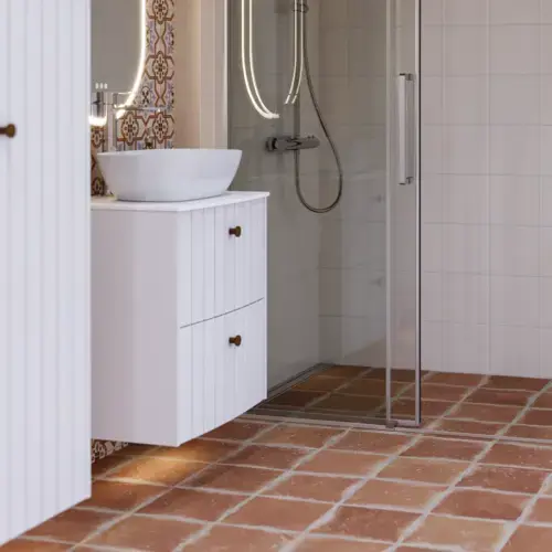 Große Badezimmerinspiration mit weißen Möbeln mit Rillen, eleganten Arbeitsplatten und Aufsatzwaschbecken, ovalen Spiegeln mit Beleuchtung, sichtbaren Balken und gemusterten Fliesen verleihen einen Vintage- und stilvollen Ausdruck