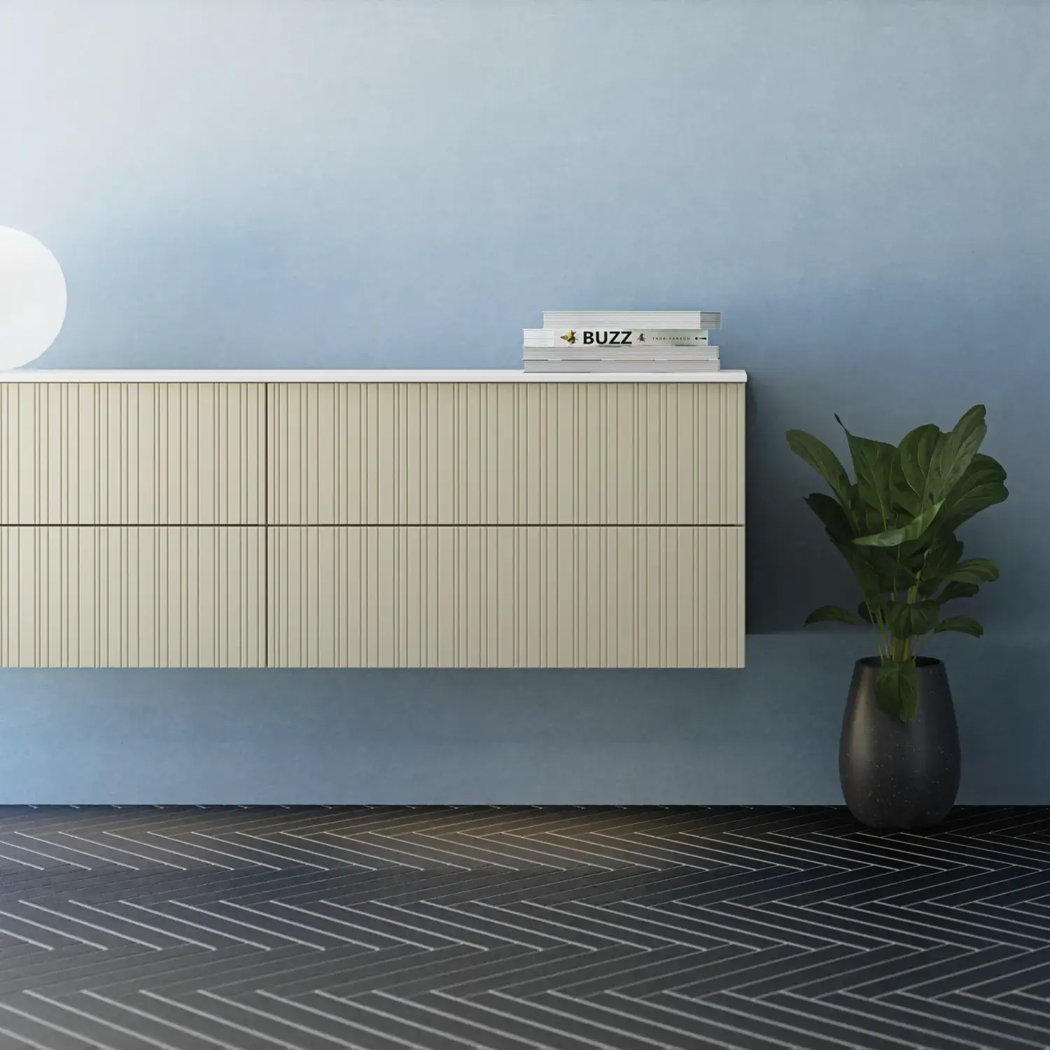 Badezimmer mit schräger Decke, beige Möbel mit Rillen, elegante Arbeitsplatte und quadratisches Waschbecken, schöner Spiegel mit Regalen, blaue Wände, große Fenster und schwarzer Fischgrätboden für ein helles, urbanes Aussehen.