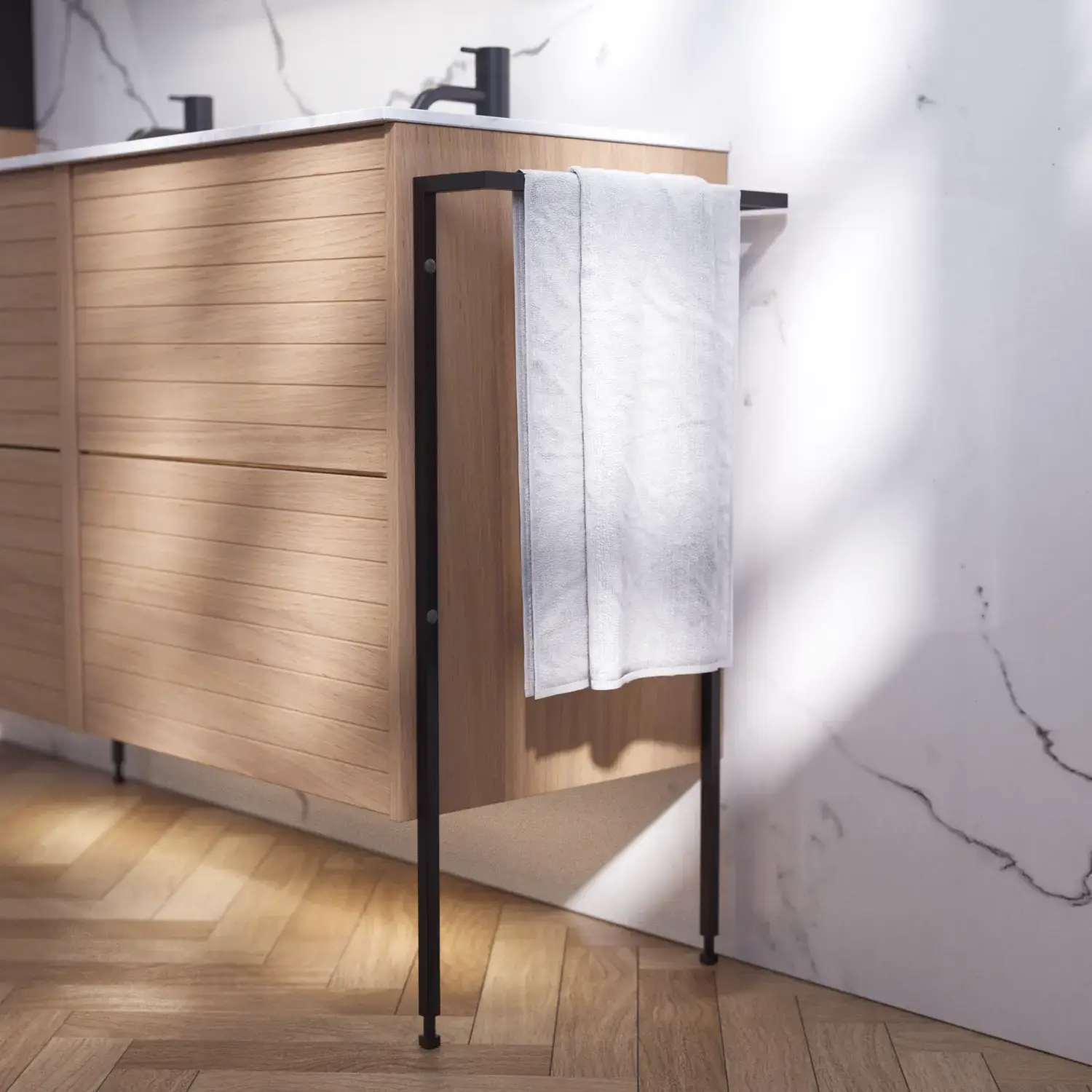 Badezimmerinspiration mit hellen Eichenmöbeln mit Lamellen, elegantem Doppelwaschbecken, schönem Spiegelschrank mit Licht, Fischgrätboden und weißer Marmorwand für ein klassisches, helles Aussehen.