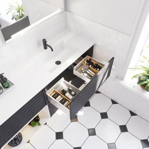 Große Badezimmerinspiration mit Badezimmermöbeln aus schwarzer Eiche mit eleganten Rillen, stilvollem Doppelwaschbecken, quadratischen Spiegeln und weißen Fliesen mit geometrischem Muster verleihen ein helles, symmetrisches und klassisches Aussehen.