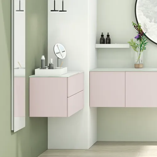 Großes und helles Badezimmer im minimalistischen Stil mit sanften Pastellfarben und eleganten grünen Nuancen, stilvollem runden Spiegel und moderner Einrichtung