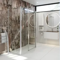 Inspiration für ein Badezimmer mit einer luxuriösen Duschkabine mit Schiebetür, weißen Badezimmermöbeln und einer Wand im Rohbau-Look, die dem Badezimmer einen rauen und urbanen Charakter verleiht