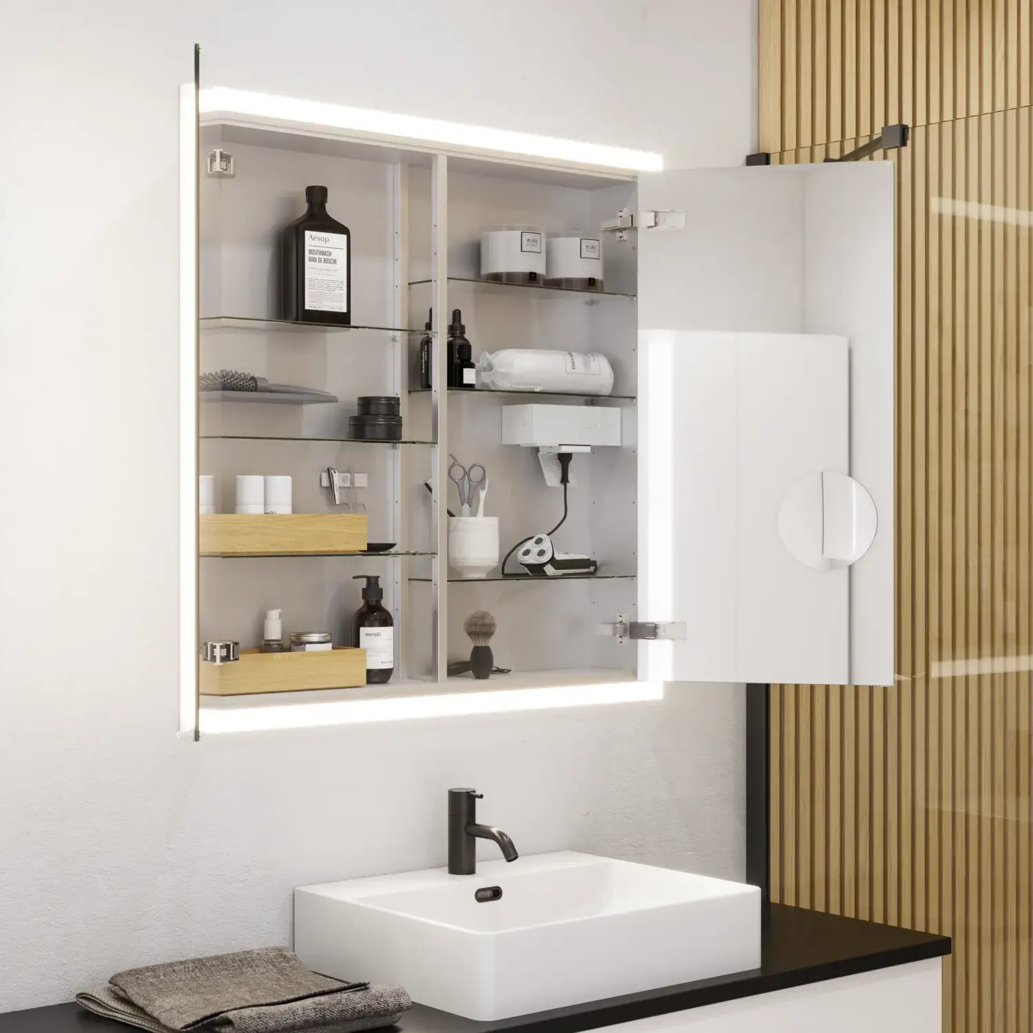 Großes Badezimmer im modernen und minimalistischen Stil mit weißen Möbeln, schwarzer Arbeitsplatte, quadratischen Waschbecken, Spiegelschränken mit Licht, Walk-in-Dusche