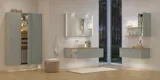 Große Badezimmerinspiration im nordischen Stil mit Badezimmerschränken in hellblauer Farbe und Holzarbeitsplatte mit elegantem Aufsatzwaschbecken, Fischgrät-Holzboden, der einen hellen und klassischen Stil schafft