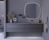 Inspiration für ein großes Badezimmer mit grauem Waschtischunterschrank mit integriertem Griff, stilvollem, seitlich montiertem Waschbecken, quadratischem Spiegel mit abgerundeten Ecken, Wänden in Betonoptik und rohen Materialien für einen urbanen Look