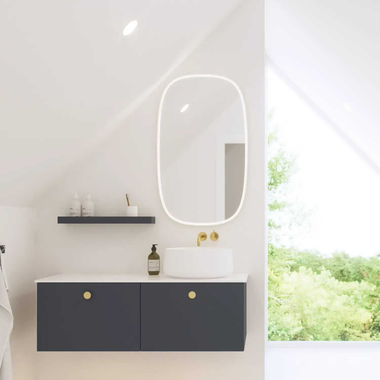 Elegante und moderne Badezimmer Inspiration mit schrägem Dach, wandmontierten blauen Waschtischunterschränken und Unterschränken, rundem Waschbecken mit Messingarmatur, beleuchtetem Spiegel und natürlichem Licht