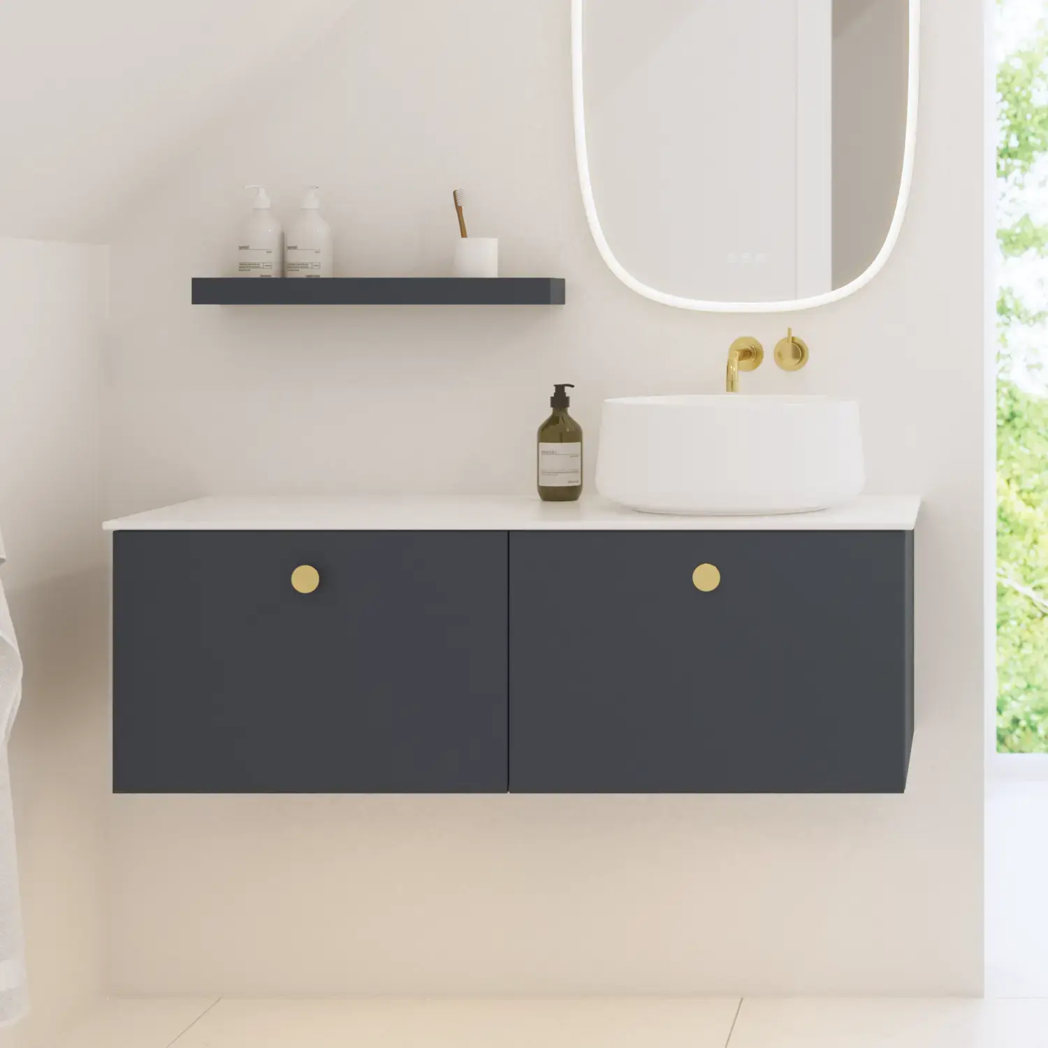 Elegante und moderne Badezimmer Inspiration mit schrägem Dach, wandmontierten blauen Waschtischunterschränken und Unterschränken, rundem Waschbecken mit Messingarmatur, beleuchtetem Spiegel und natürlichem Licht