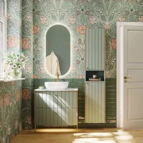 Badezimmerinspiration mit grünen Möbeln in Sonderfarbe mit Seiten aus naturbelassener Eiche, eleganten Rillen, stilvoller Arbeitsplatte mit ovalem Aufsatzwaschbecken, schönem ovalem Spiegel und Blumenmuster-Tapete für ein anmutiges, Retro-Aussehen.