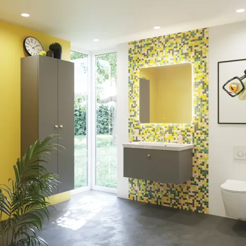 Inspiration für ein Badezimmer mit Badezimmermöbeln in mattem Grau, einem eleganten Waschbecken, einem schönen quadratischen Spiegel, einem grauen Fußboden und kleinen Fliesen in verschiedenen Gelb- und Grüntönen für einen hellen und verspielten Look