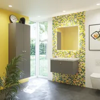 Inspiration für ein Badezimmer mit Badezimmermöbeln in mattem Grau, einem eleganten Waschbecken, einem schönen quadratischen Spiegel, einem grauen Fußboden und kleinen Fliesen in verschiedenen Gelb- und Grüntönen für einen hellen und verspielten Look