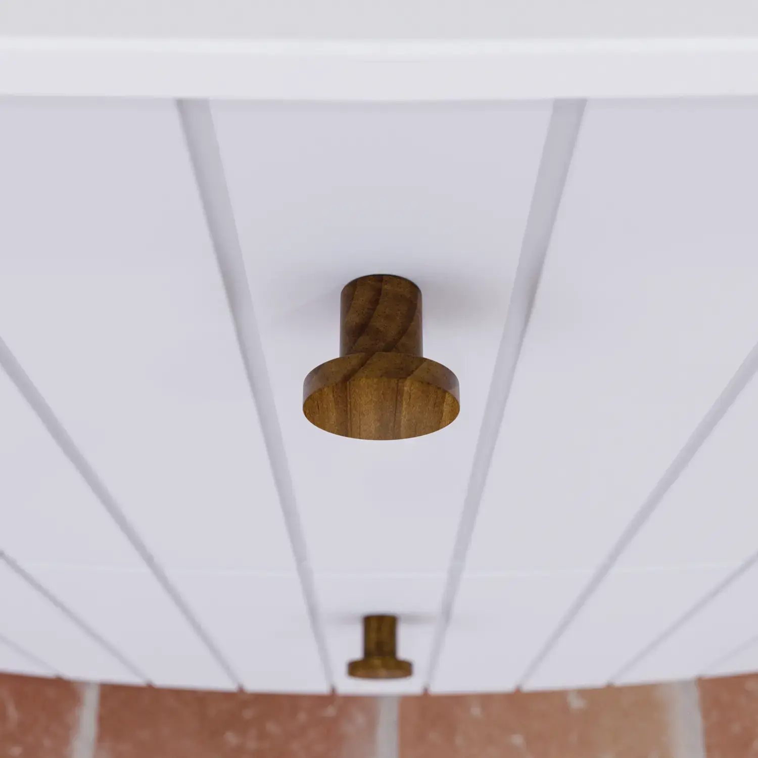 Große Badezimmerinspiration mit weißen Möbeln mit Rillen, eleganten Arbeitsplatten und Aufsatzwaschbecken, ovalen Spiegeln mit Beleuchtung, sichtbaren Balken und gemusterten Fliesen verleihen einen Vintage- und stilvollen Ausdruck