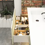 Rohes und modernes Badezimmer im urbanen Stil. Schöne Waschtischunterschränke und runde Spiegel mit schwarzer Zierleiste