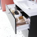 Badezimmerinspiration mit elegantem Waschbecken und Waschtischunterschrank mit praktischer und stilvoller Schubladeneinrichtung in Form von schönen Holzkästen, die eine optimale Platzausnutzung bieten.