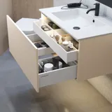 Stilvolle Badezimmer Inspiration mit beigem Waschtischunterschrank mit Innenschublade, Oberschrank, offenem Regal, ovalem Spiegel mit Beleuchtung, passenden Pendelleuchten, Regal unter dem Spiegel und wandhängendem WC