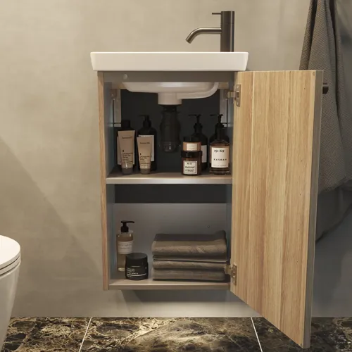 Stilvolle und minimalistische Badezimmereinspiration mit Mikro-Waschtisch und kleinem Waschtischschrank, quadratischem Spiegel mit abgerundeten Ecken und Lampe sowie elegantem Spiegelschrank.