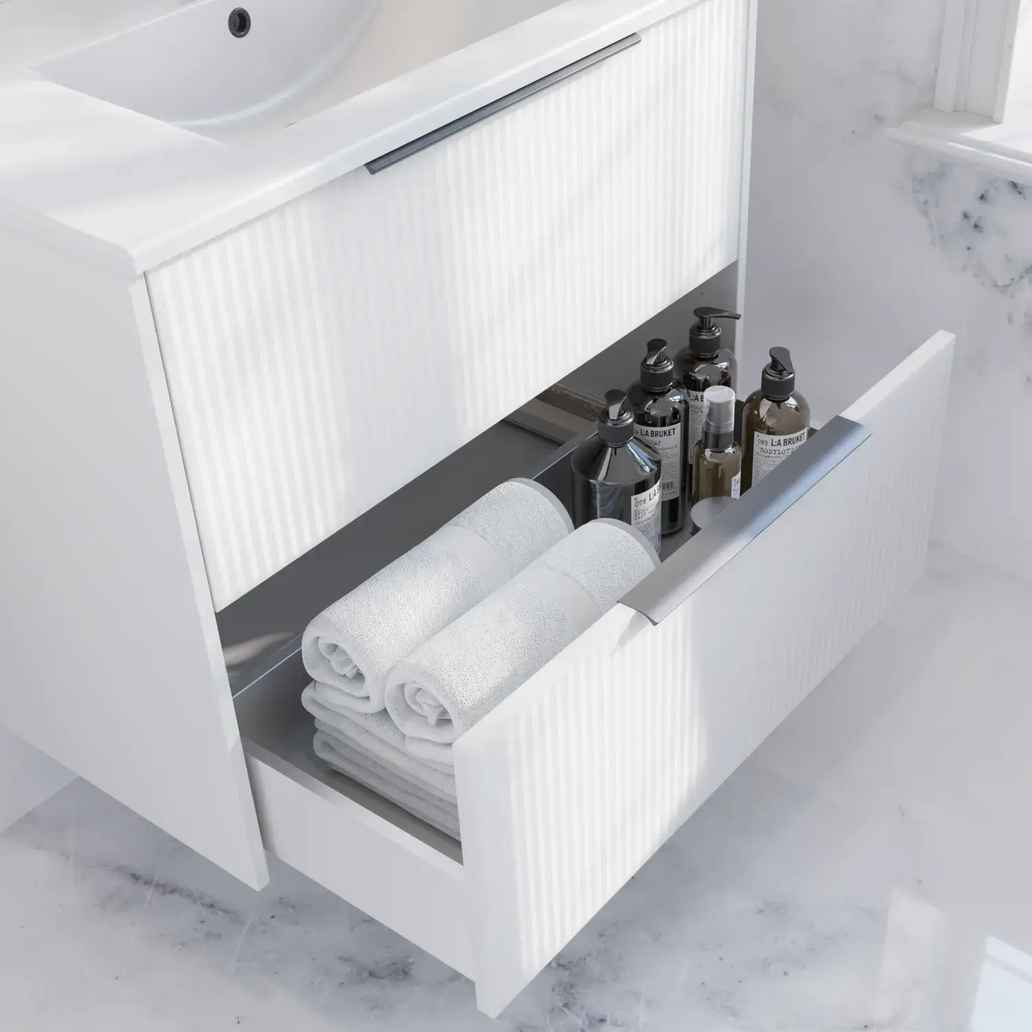 Badezimmer-Inspiration mit weißem Waschtischunterschrank mit eleganten Rillen und schönem Waschbecken, weißen Marmorwänden und -böden für einen hellen und modernen Look.