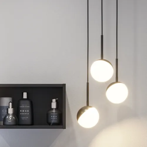 Badezimmerinspiration mit stilvollen Badezimmeraccessoires, eleganten runden Pendelleuchten und minimalistischen schwarzen offenen Modulen, die dem Badezimmer das gewisse Etwas verleihen.